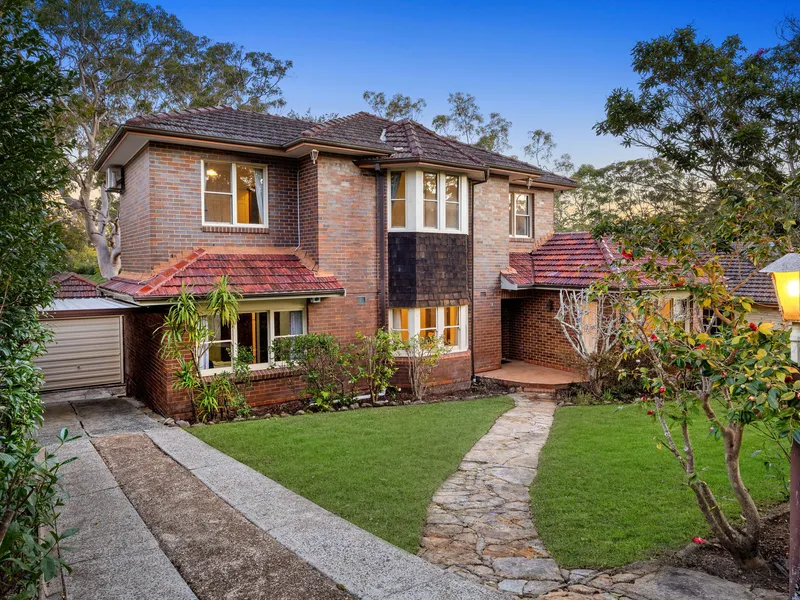 Blue ribbon location close to rail, shops and schools