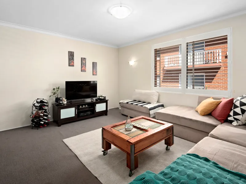 Oversized top floor apartment in a prime location