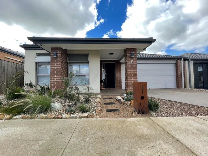 LOW MAINTENACE FAMILY HOME!