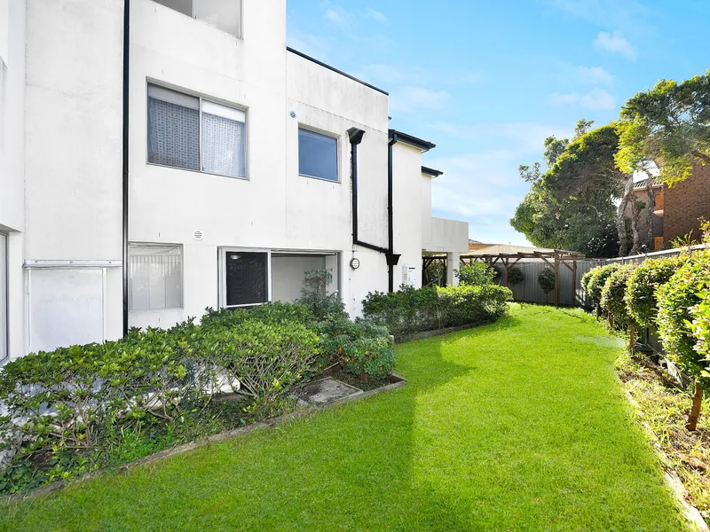 Impressive villa-style apartment totalling 250sqm on title