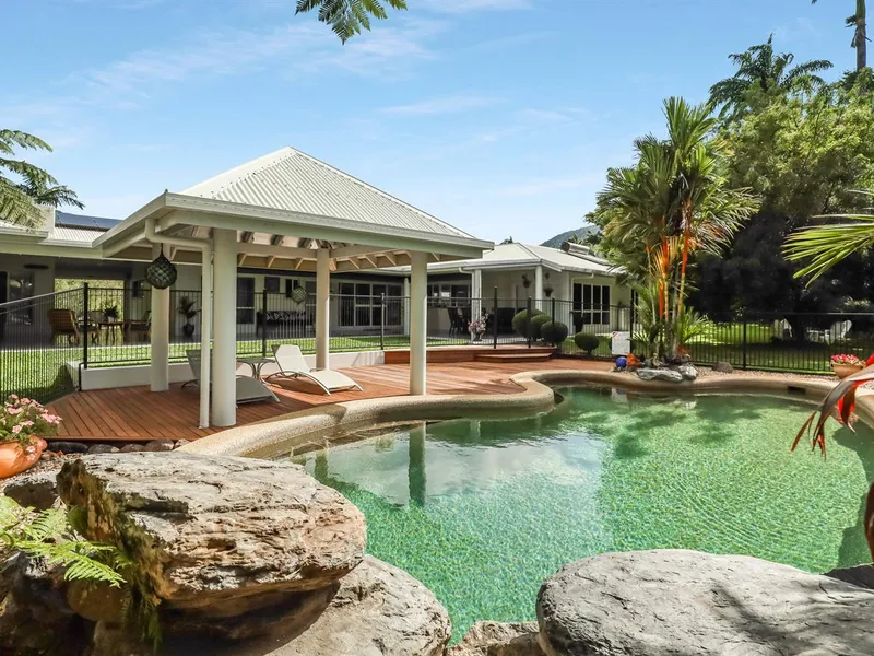 The Epitome of Quality and Class Redlynch acreage