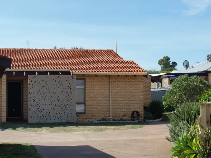 WALKING DISTANCE TO HEART OF TOWN