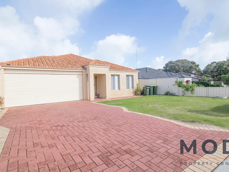 BRIGHT & SPACIOUS LIVING IN HEART OF HAMILTON HILL