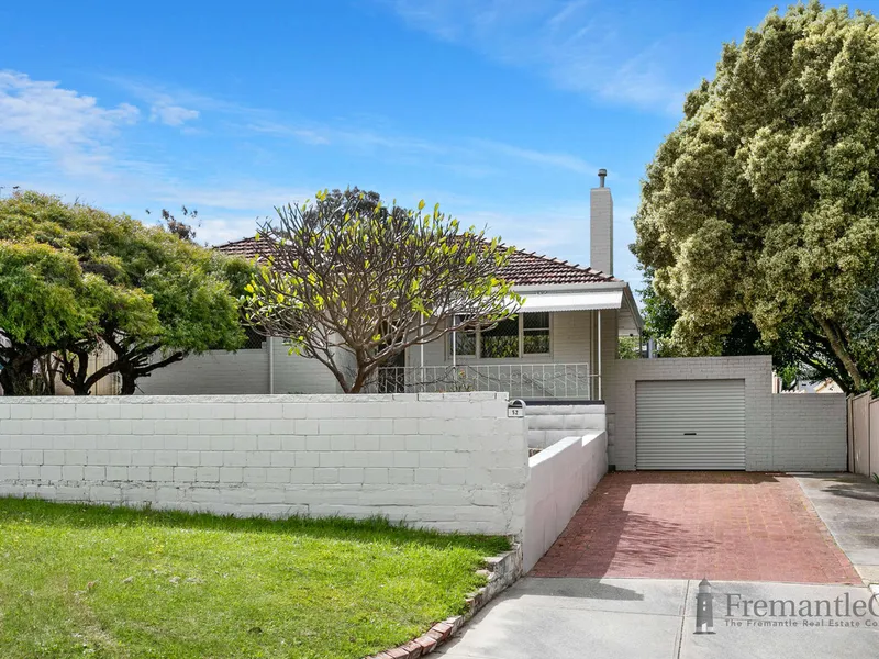 ELEVATED , CHARACTER HOME ON SUBDIVISIBLE 728m2 BLOCK!