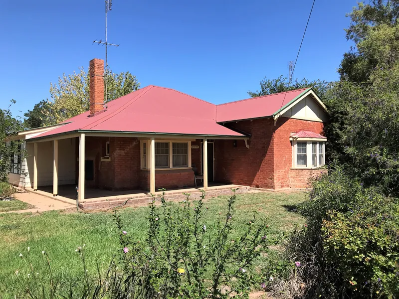ORIGINAL RED BRICK HOME - JERILDERIE