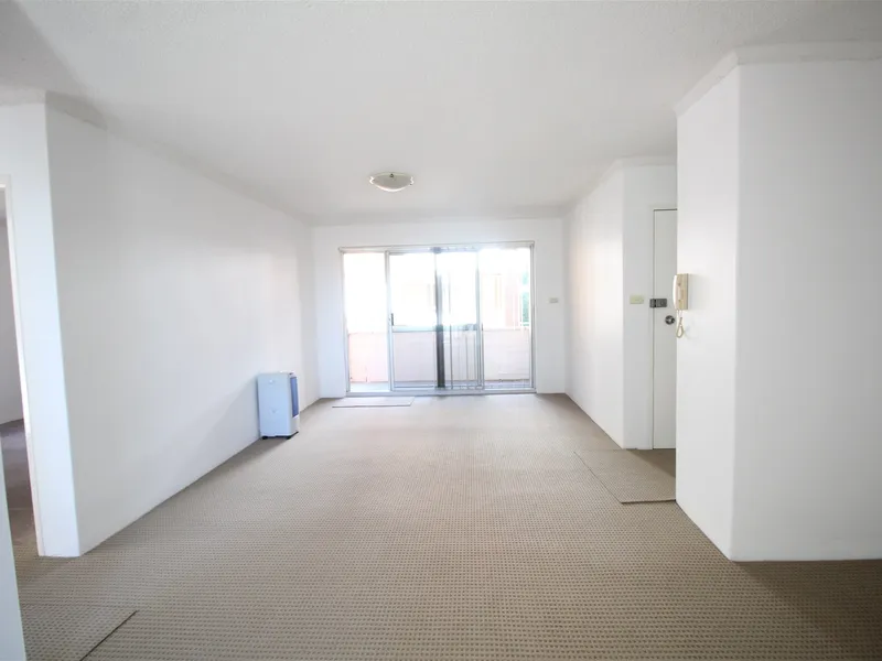 SPACIOUS 2 BEDROOM UNIT IN PERFECT LOCATION