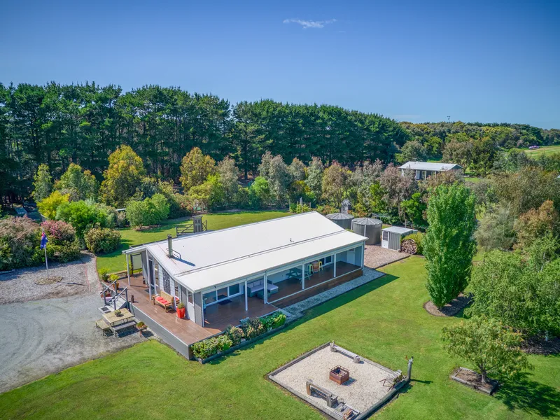 Nature's Embrace, Acreage Retreat