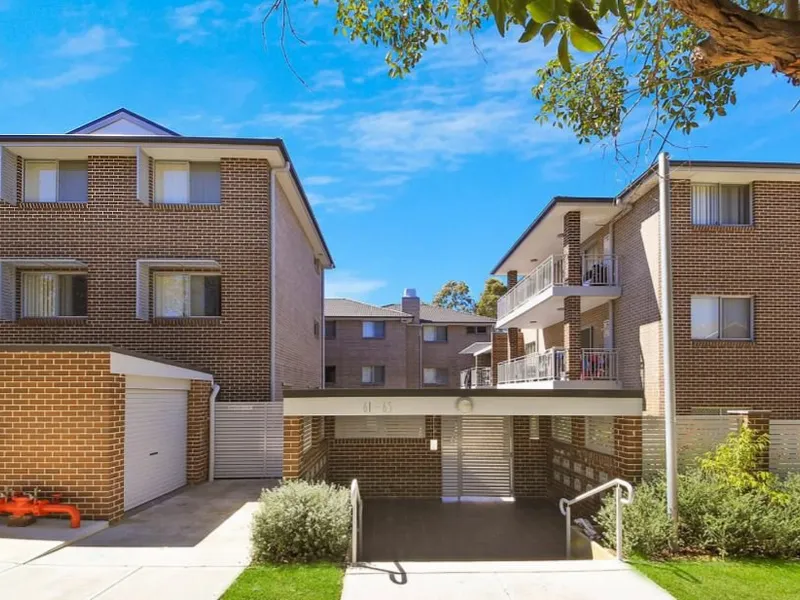 Two Bedroom Modern Apartment with Double Lock-Up Garage