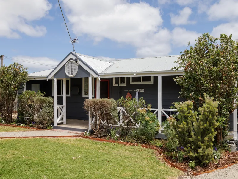 BEACH COTTAGE WITH BREATHTAKING VIEWS!
