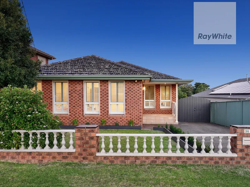 TUESDAY NIGHT AUCTION, COMPLIMENTARY BARISTA COFFEE BEING SERVED !