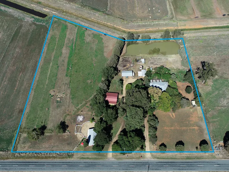 5 Acre Lifestyle Property / Hobby Farm & Bungalow !