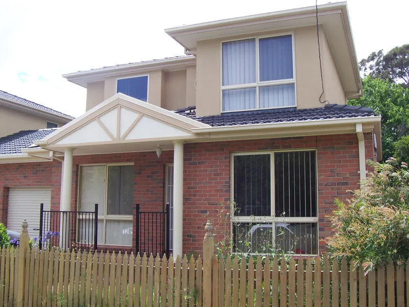 ELEGANT LIVING IN A BRILLIANT LOCATION!