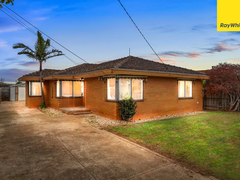 RENOVATED & READY TO MOVE IN ON A 589m2 ALLOTMENT