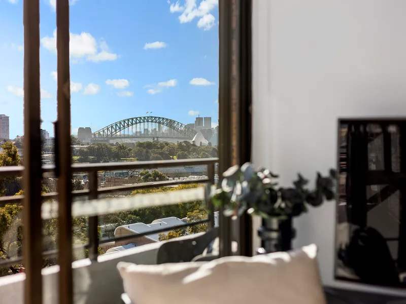 Sophisticated Renovation With Iconic Views In Central Location With Parking