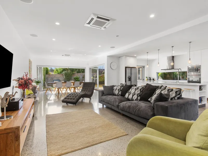 Contemporary Cool In Tranquil Court