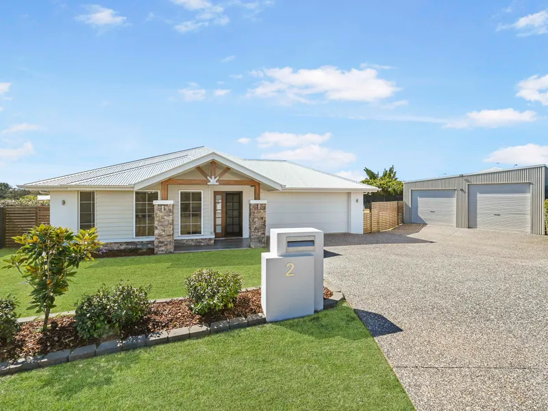 Stylish Designer Home Set On 1,154m2 in Quiet Cul -De - Sac!