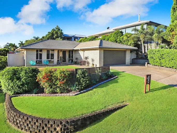 BEAUTIFUL 4 BEDROOM HOME ON LARGE BLOCK OF LAND - REF 4085