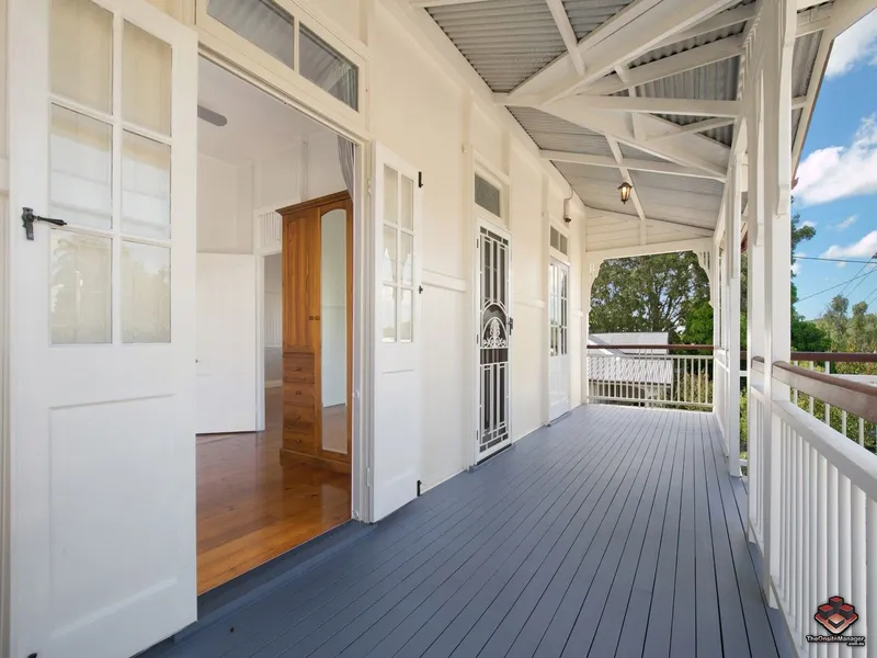 OLD CHARM WITH MODERN FEATURES! RENOVATED DUAL-LIVING QUEENSLANDER!