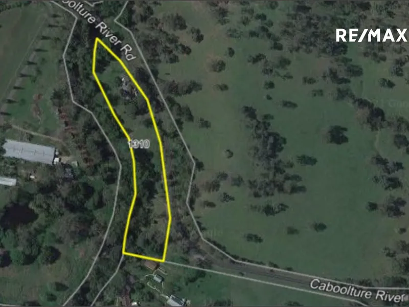 *****River Frontage - Picturesque Acreage in Rocksberg with Lush Green Paddocks*****