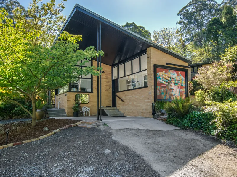 “The Art House” Mid-Century Vintage Chic with Bonus Studio for Multigeneration