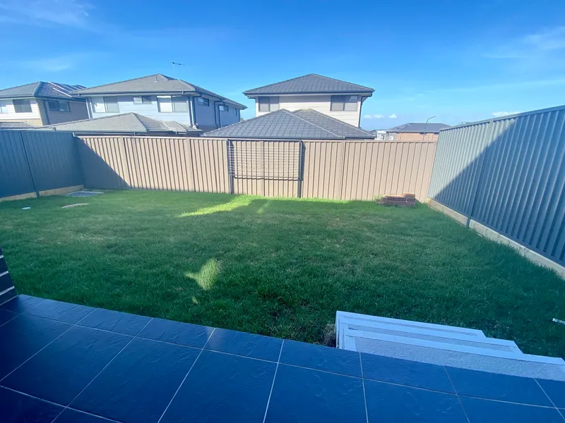 Ready to move in! As new house for lease! 4 Bed + 3 Bath + 2 Garages in Rouse Hill!