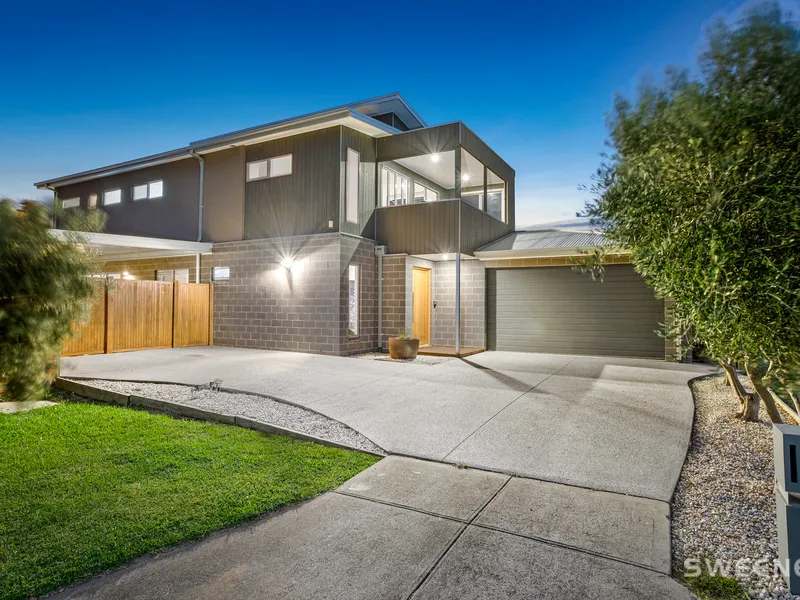 Breathtaking Family Living With Sweeping Views!