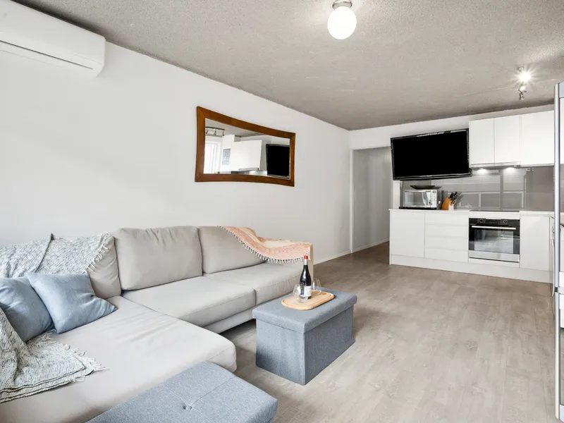 Modern North Facing Retreat In A Convenient Park-Side Setting