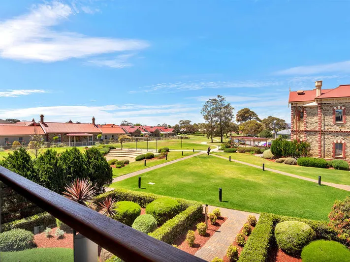Wonderful easy care apartment with picturesque views of the Adelaide Hills.