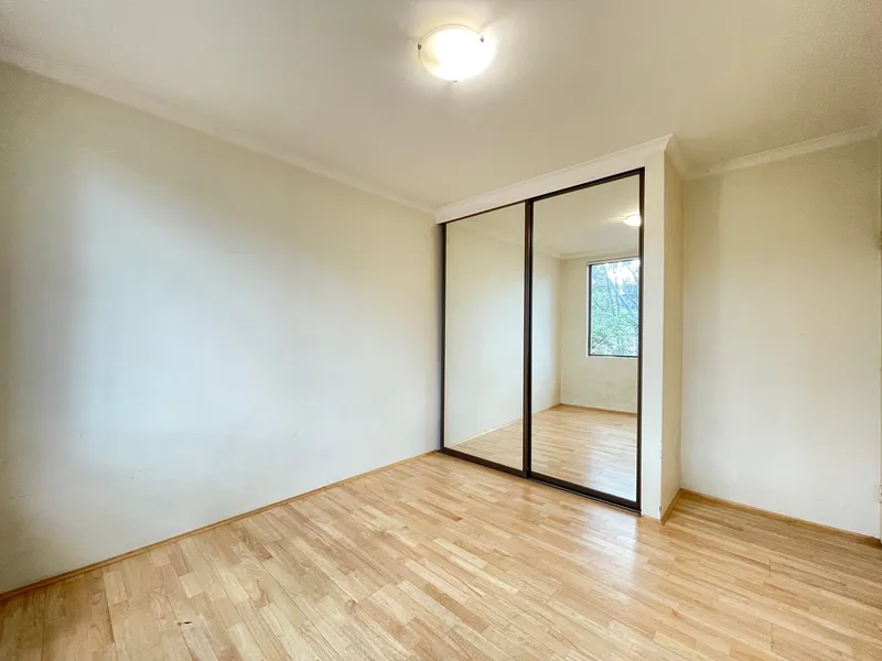 2 Bedroom Unit with parking in the hub of Glebe!