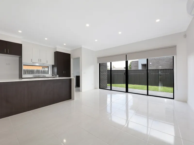 3 Bedroom, 3 Bathroom, 2 Carpark Townhouse!
