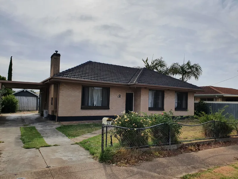 3 OR 4 BEDROOM BRICK FAMILY HOME SET ON 802 SQM'S & 2 OR 3 LIVING AREAS & READY TO MOVE IN NOW!