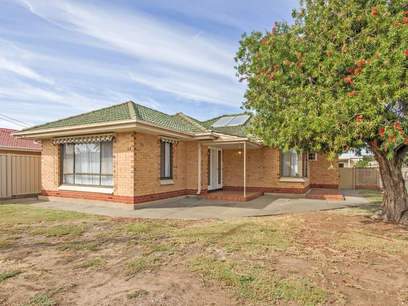 Private & Secure with large detached rumpus room! 