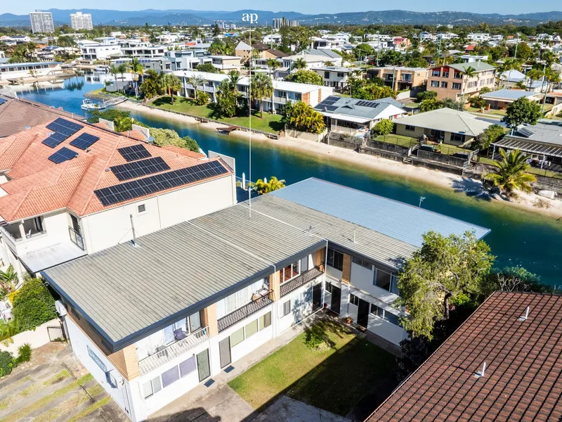 Undiscovered Townhouse in the Heart of Broadbeach Waters, Next door to Casino!