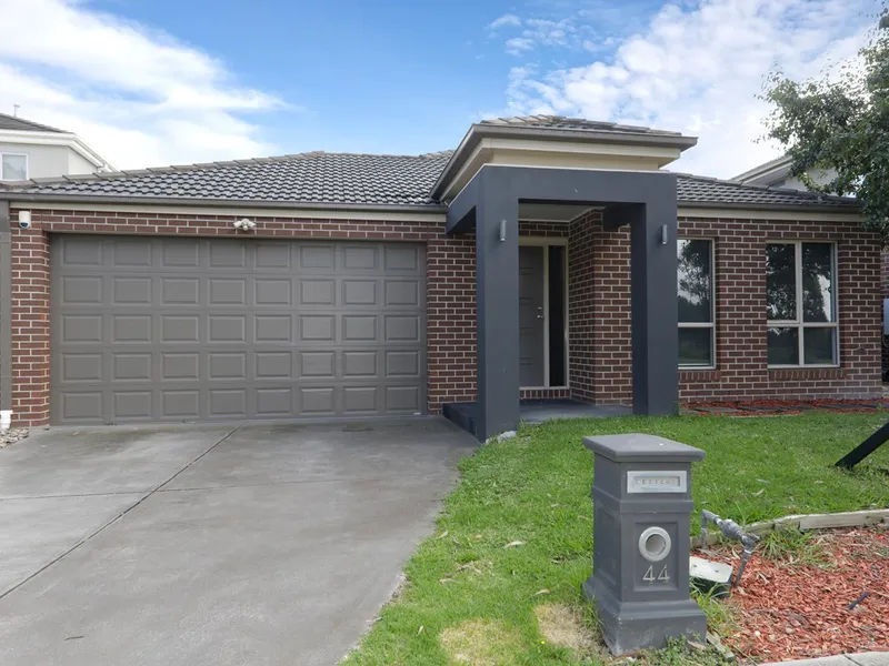 Modern Four Bedroom House In Prestigious Hidden Grove Estate