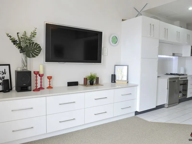 RENOVATED FURNISHED UNIT IN THE VALLEY
