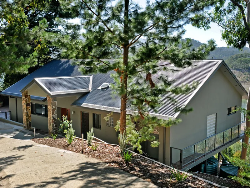 AWARD WINNING HEDGER CONSTRUCTIONS BUILT HOME ON THE BANKS OF LAKE EILDON 