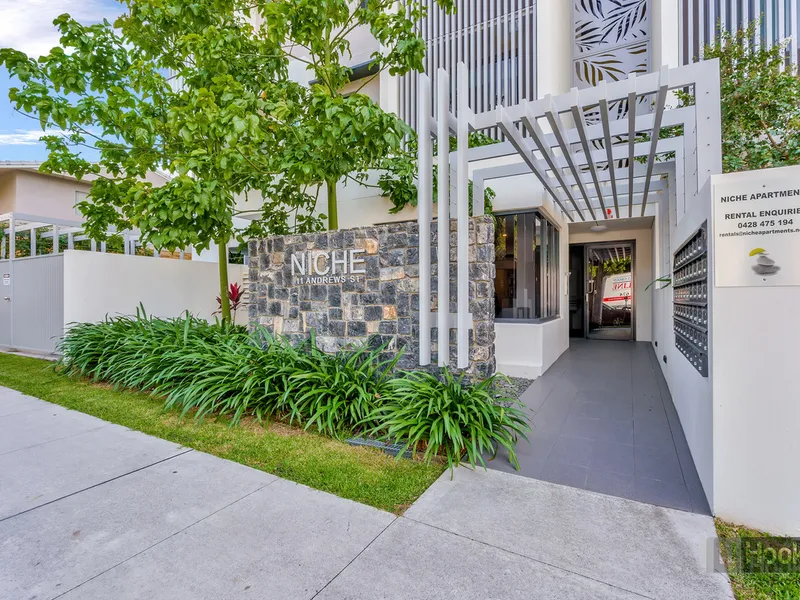 WALK TO BEACH & LIGHT RAIL FROM EXECUTIVE NEARLY NEW APARTMENT