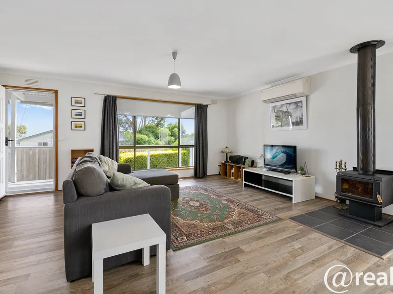 A delightful home with a wonderful low maintenance garden!!