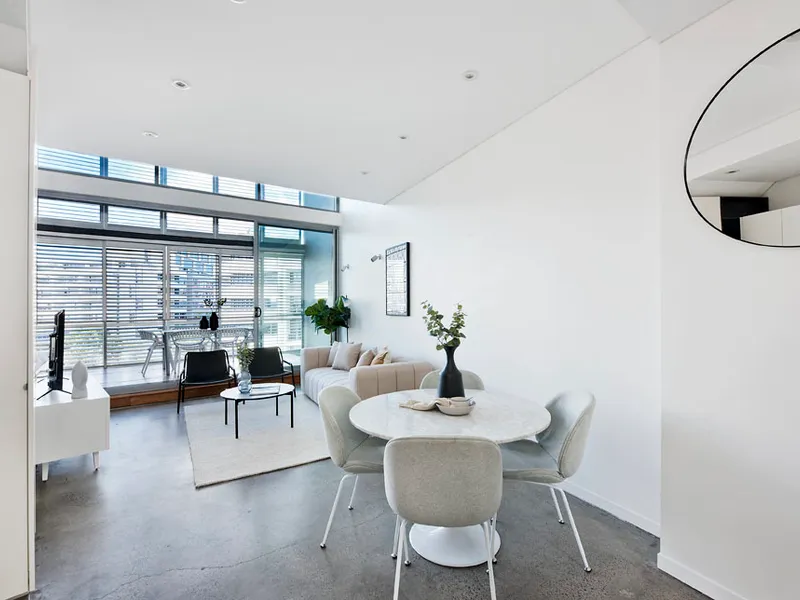 New York Loft Style Apartment In An Urban Village Hotspot, North Facing Dual Level Layout