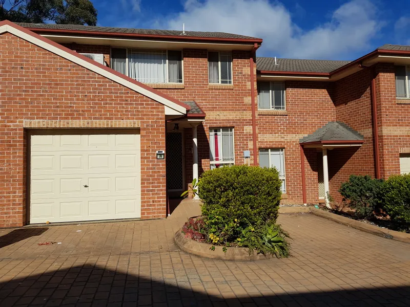3 BEDROOMS TOWNHOUSE + 2 BATHROOMS + 3 TOILETS + 2 CARPARKS!