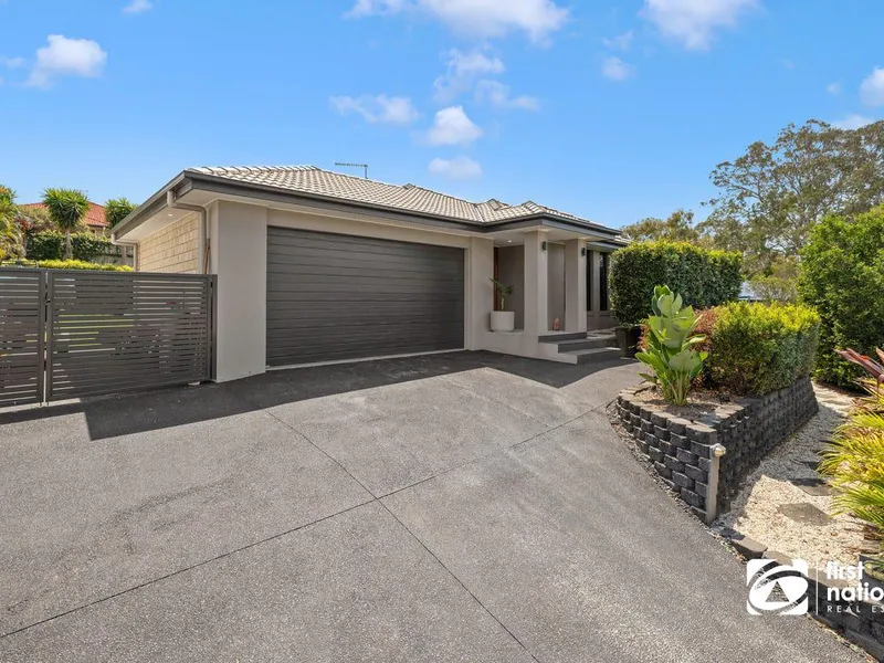 STUNNING FAMILY HOME IN REDLAND BAY !!!!!