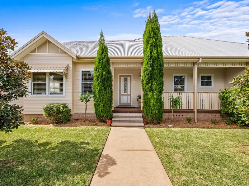 ADORABLE COTTAGE IN SENSATIONAL LORN!