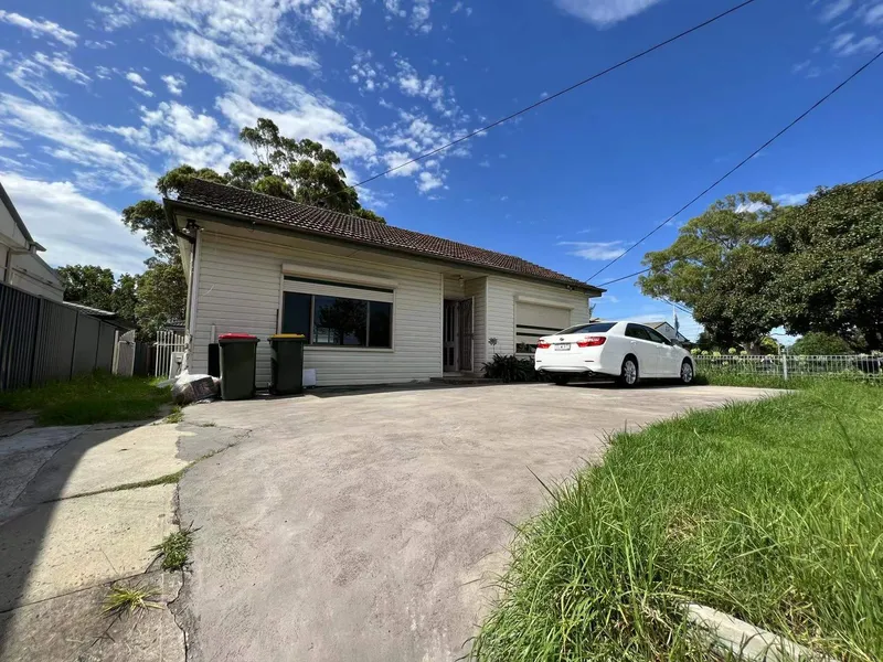 Beautiful 3 bedroom house in Seven Hills, offering grand scale family