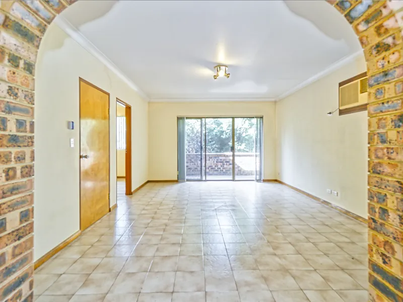 SPACIOUS TOP HALF OF A DUPLEX