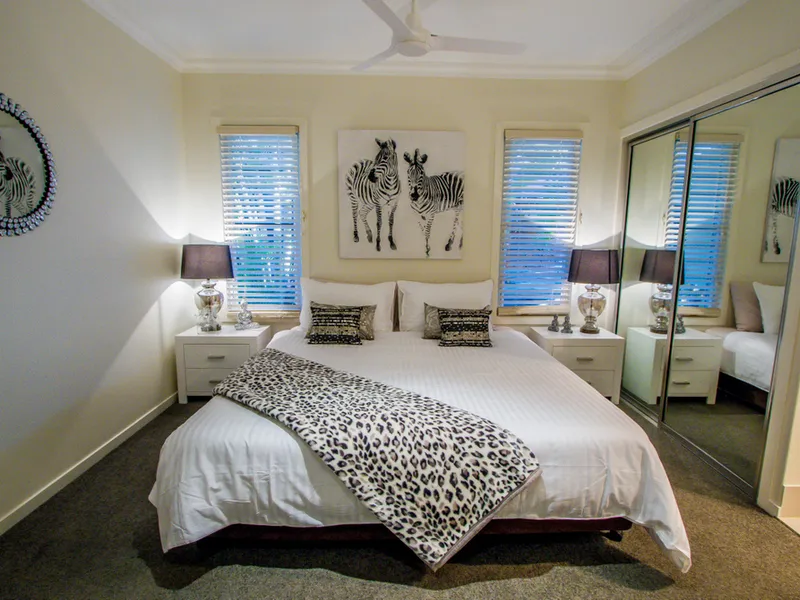 Swim up poolside 1 bedroom apartment with KING bed -