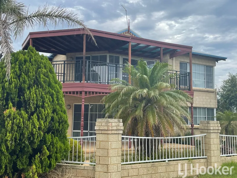 Short Walk To Beach & Close To Shopping Centre