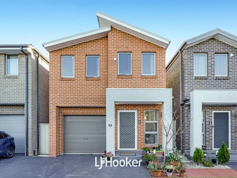Walk to Schofields Station - Great Community!