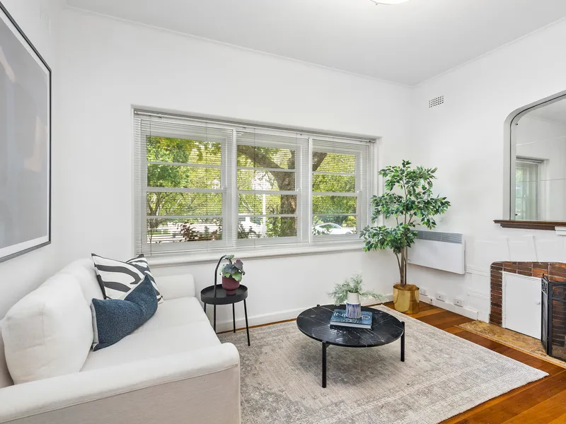 Ground Floor Deco with a Fawkner Park View