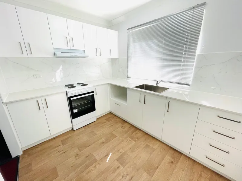 STUNNING TWO BEDROOM UNIT, GREAT LOCATION !!