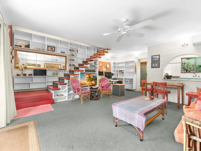 Spacious townhouse with solar and close to the City